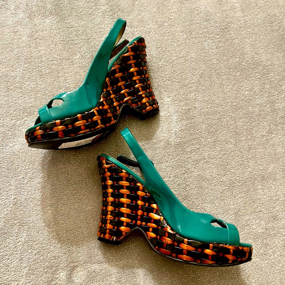 Le Due by Forina D’Orsay patent green and wood peep toe SZ 7